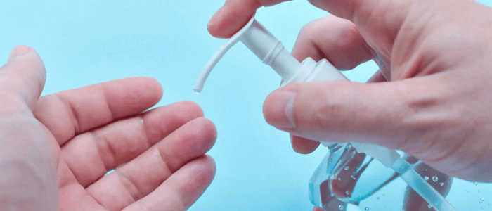 Pessoa limpando as mãos com álcool gel - coronavírus