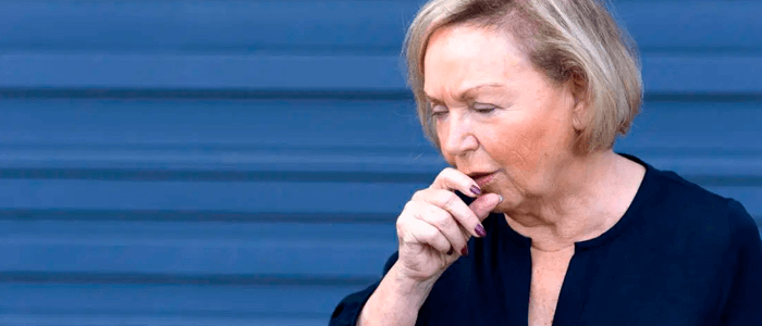Mulher idosa tossindo - coronavírus