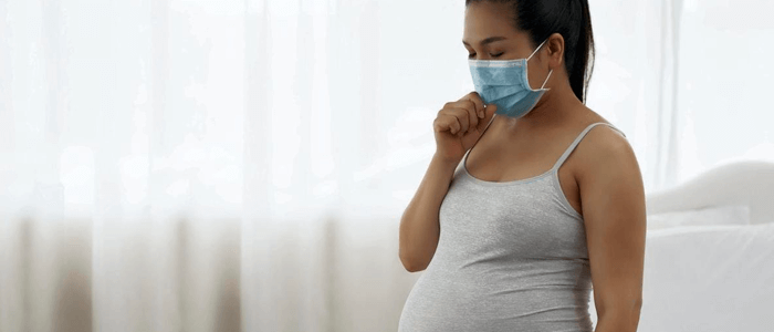 Mulher grávida tossindo com máscara - coronavírus