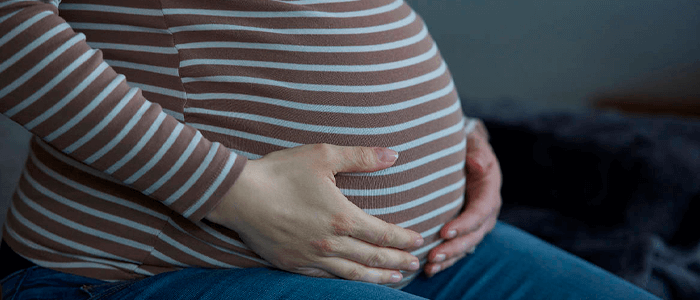 Mulher grávida segurando a barriga - Trombose na gravidez