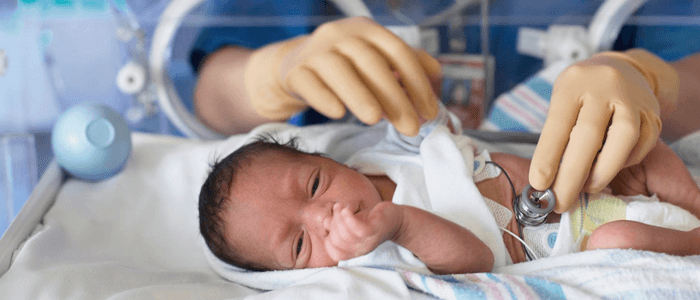 Bebê prematuro em incubadora