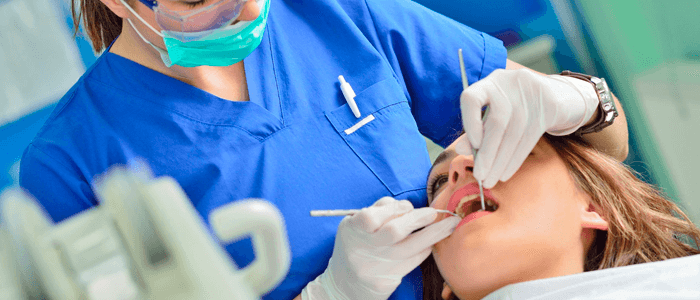 Mulher sendo atendida por dentista - plano odontológico 