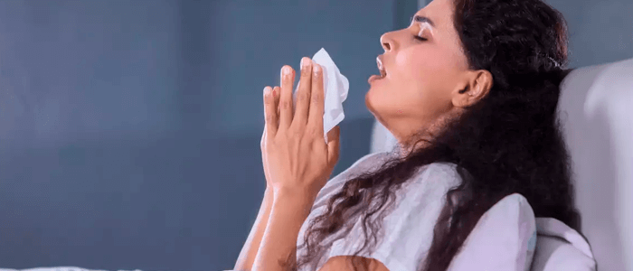 Mulher espirrando - rinite alérgica