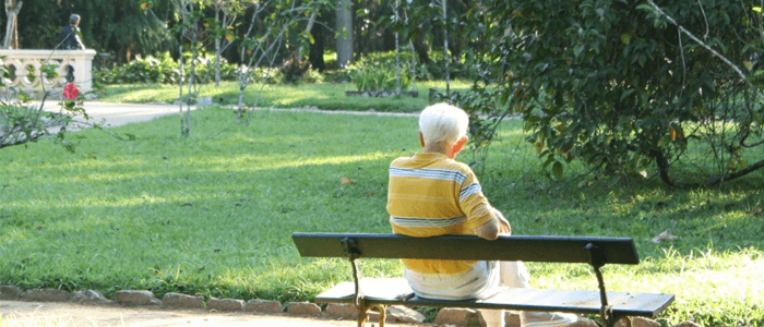 idoso sozinho em um banco - saúde do idoso