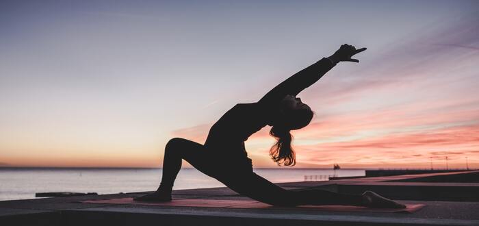 Mulher praticando yoga